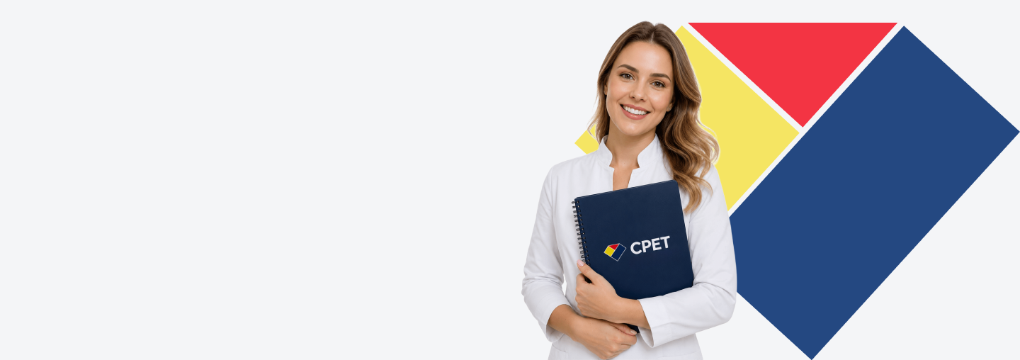 Aluna CPET segurando material do curso