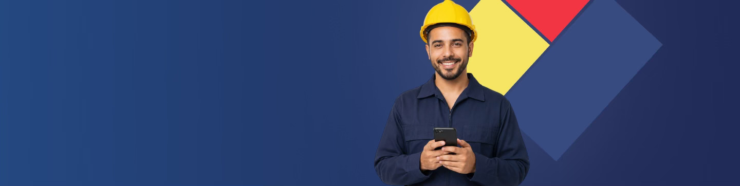 Técnico em Administração consultando conteúdo do curso pelo celular